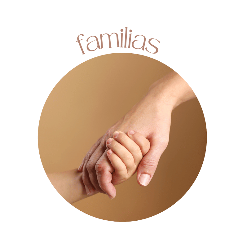 Madre e hijo cogidos de la mano, acompañamiento familiar en neurodivergencia